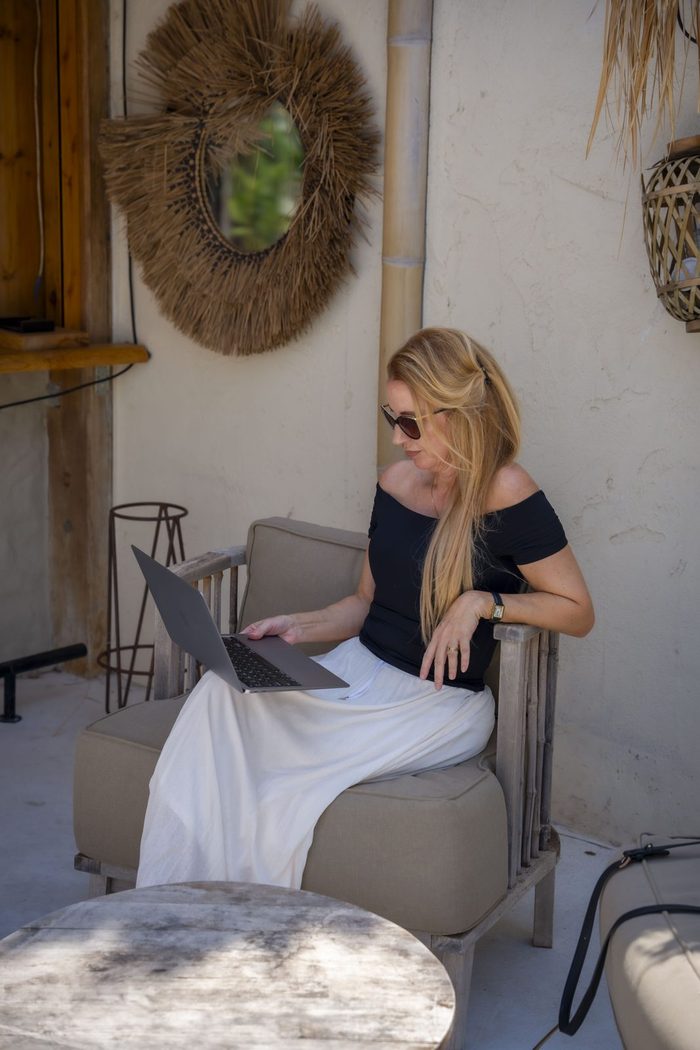 Myra van 't Hoff aan haar bureau
